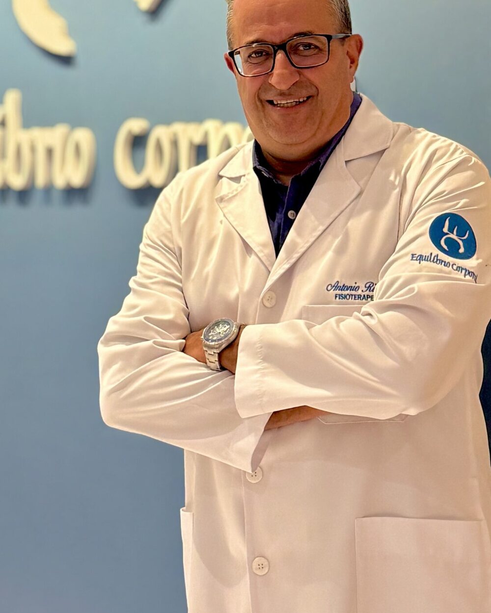 Antonio Ricardo de Oliveira, Diretor Técnico, de jaleco branco na recepção da clínica