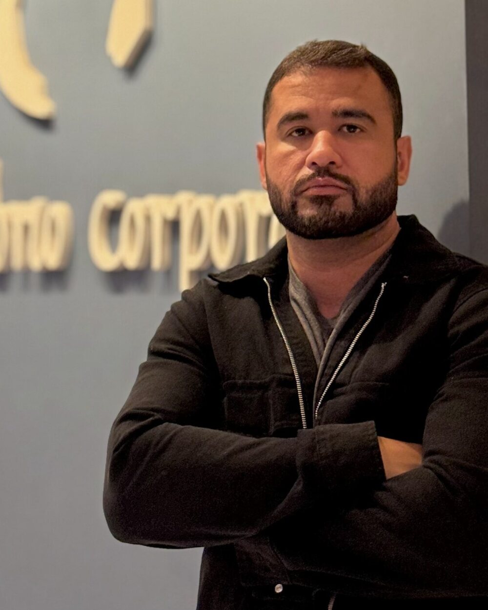 Pedro Henrique Maia Onhas, Diretor Administrativo, na recepção da clínica